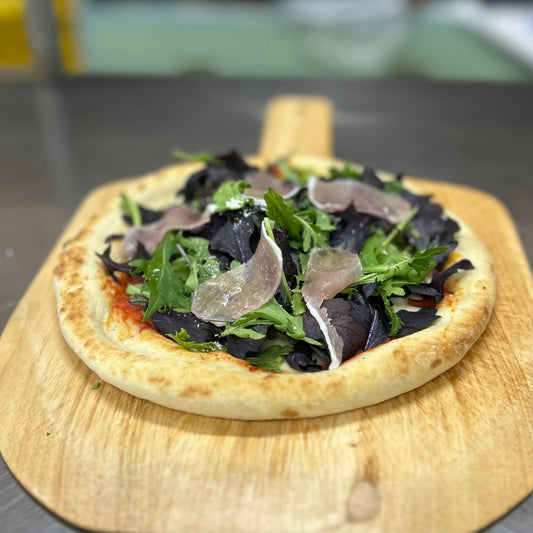【ピザ生地レシピ】生ハムとベビーリーフの贅沢サラダピザ｜伊丹八百屋のピザ屋さん めるかーと