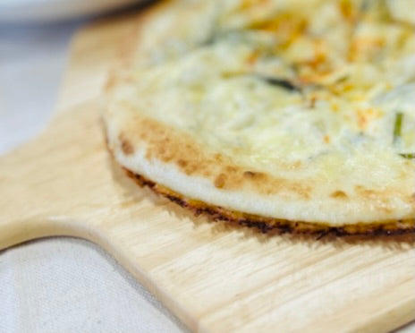 【フライパンで簡単】丸ピザでもできる！本場デトロイトスタイル風「悪魔のざくざくピザ」の焼き方