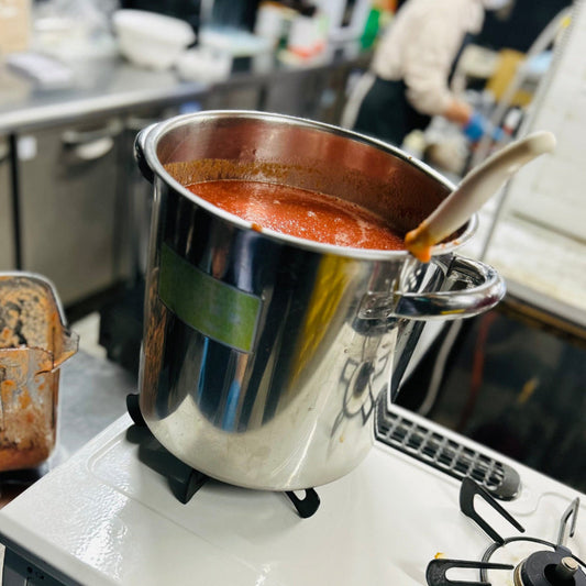 小麦の香ばしさを引き立てる、最高の脇役であるために。瞬間冷凍機で封印した、トマトソースの「完成形」。