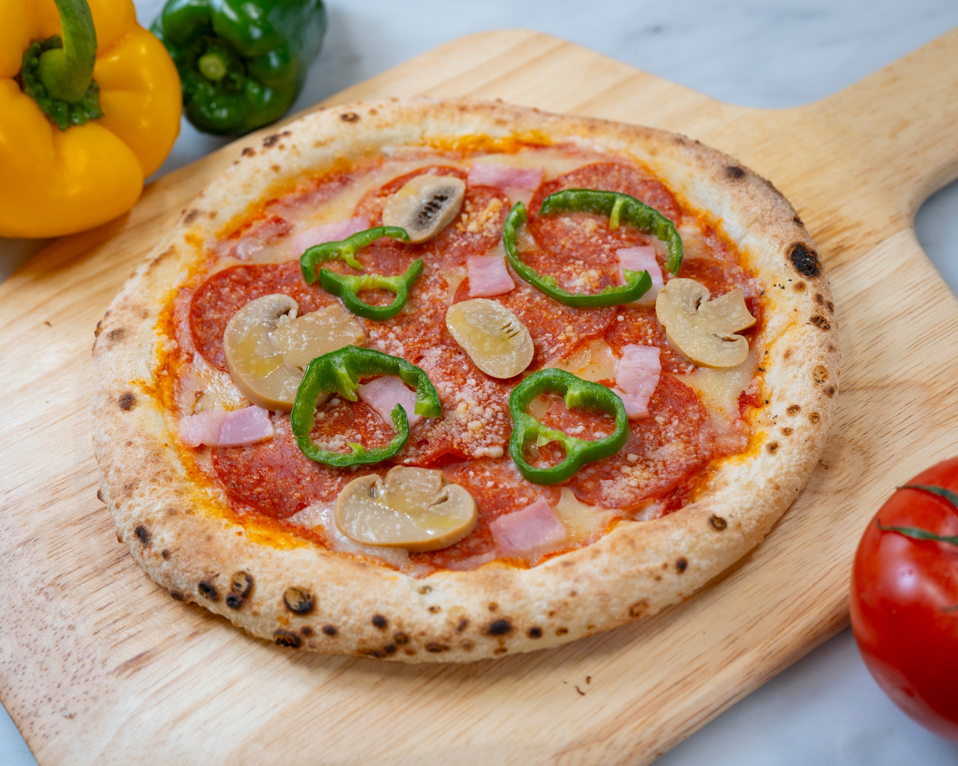 アメリカンサラミ｜ 濃厚なサラミの旨みとチーズのコクが絶妙。ピーマンの爽やかな風味で、場所によって異なる味を楽しめる一枚。