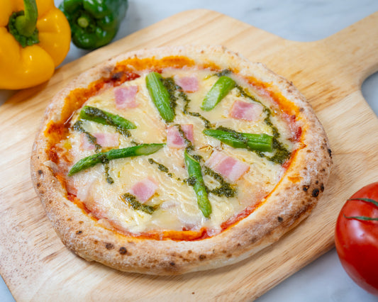 アスパラ&ベーコン｜ シャキシャキのアスパラガスとベーコンの旨みが調和。マヨネーズのコクが全体をマイルドに包み込む、老若男女に愛される定番ピザ。