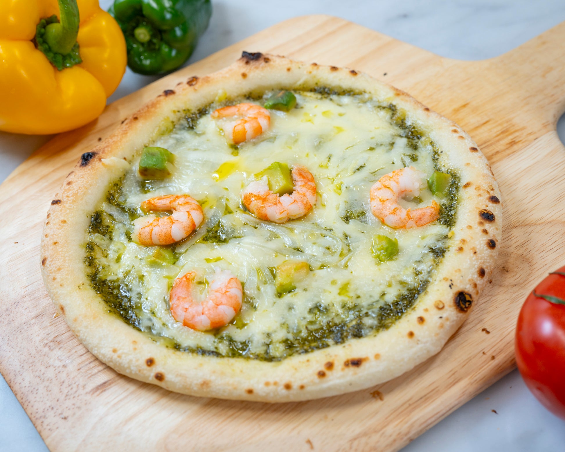 エビとアボカド｜ プリプリのエビとクリーミーなアボカドの贅沢な組み合わせ。爽やかなバジルソースが香る、女性やお子様にも人気のピザ。