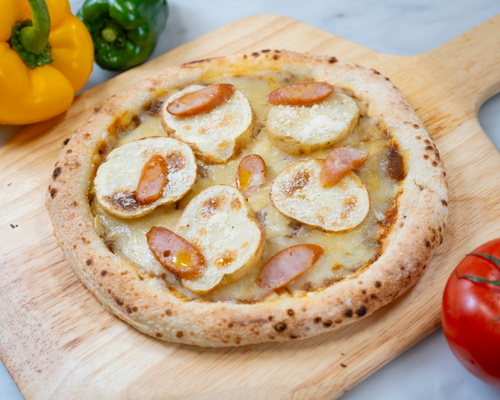 がっつりカレー｜スパイシーなカレーソースとほくほくじゃがいもの食べ応え満点ピザ。プリプリのウィンナーがアクセント