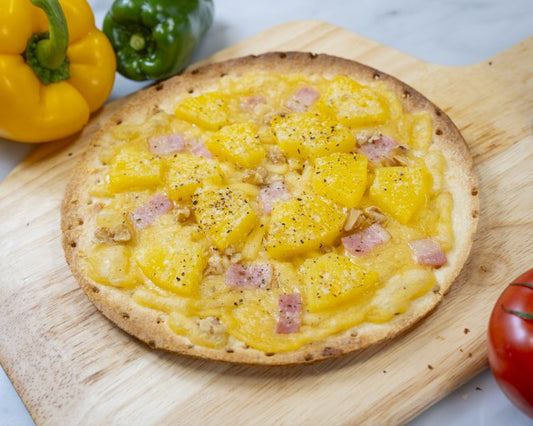 ハワイアン｜爽やかなパイナップルと香ばしいベーコンのハワイアンピザ。植物性チーズのクリーミーなコクとブラックペッパーのアクセントが絶妙な味わい