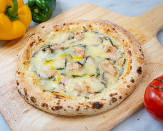 伊丹酒粕｜ 伊丹名産の酒粕とチーズのコクが調和。大葉の爽やかな香りがアクセントを加える、風味豊かな斬新和風ピザ。