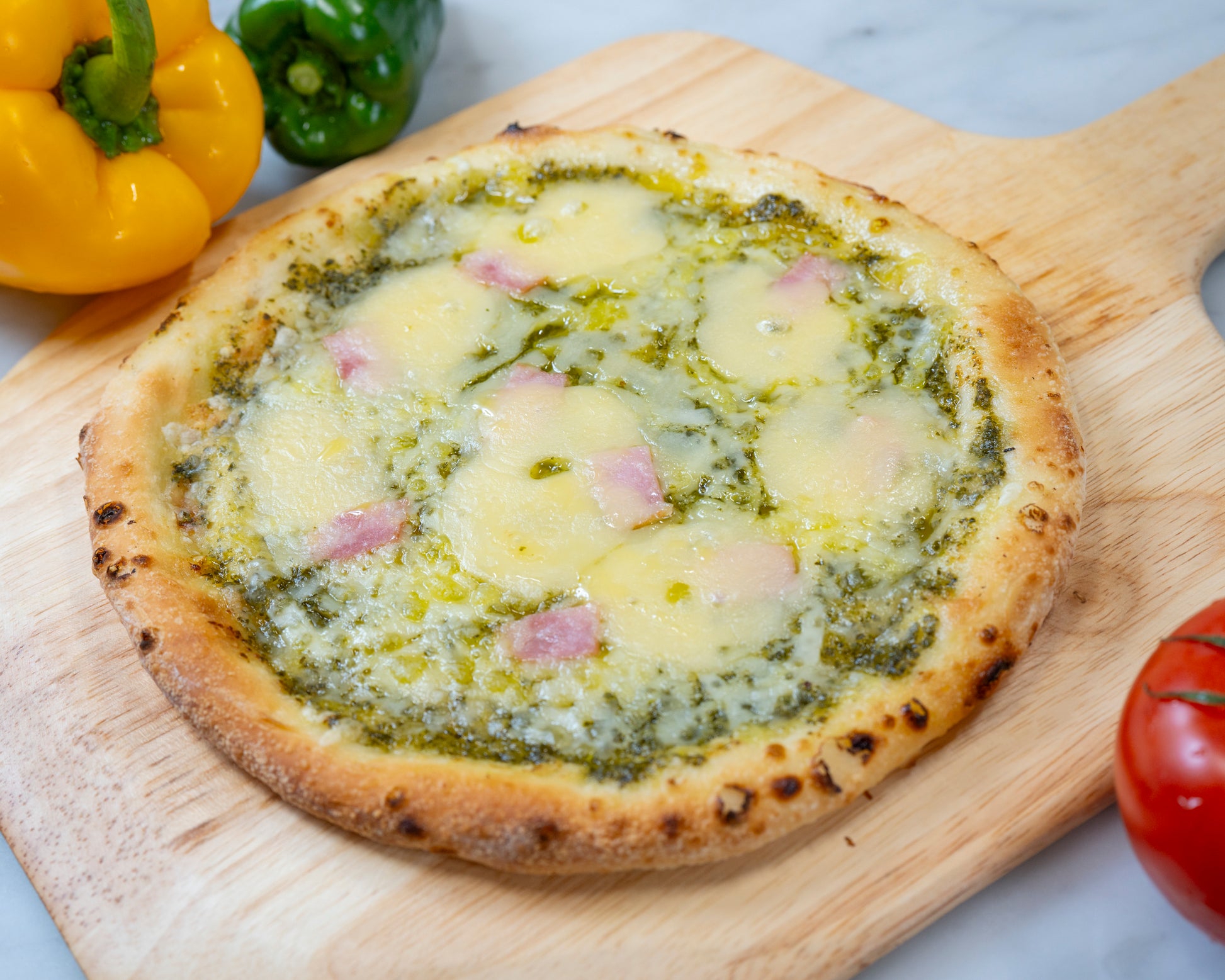 ジェノベーゼ｜爽やかなバジルソースと濃厚チーズのジェノベーゼピザ。ベーコンの旨みとオリーブオイルのコクが絶妙な味わい