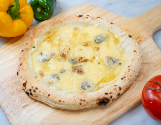 クアトロ｜ゴーダ、ステッペン、モッツァレラ、ゴルゴンゾーラと香ばしいくるみの贅沢ピザ。4種のチーズと香ばしいくるみが織りなす、濃厚なコクと贅沢な本格ピザ。