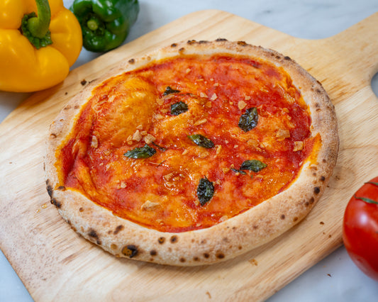 マリナーラ｜ チーズ不使用の伝統的なシンプルさ。自慢の生地の美味しさが際立ち、トマト、ハーブ、オリーブオイルの豊かな香りが食欲を刺激する、潔い王道ピザ。