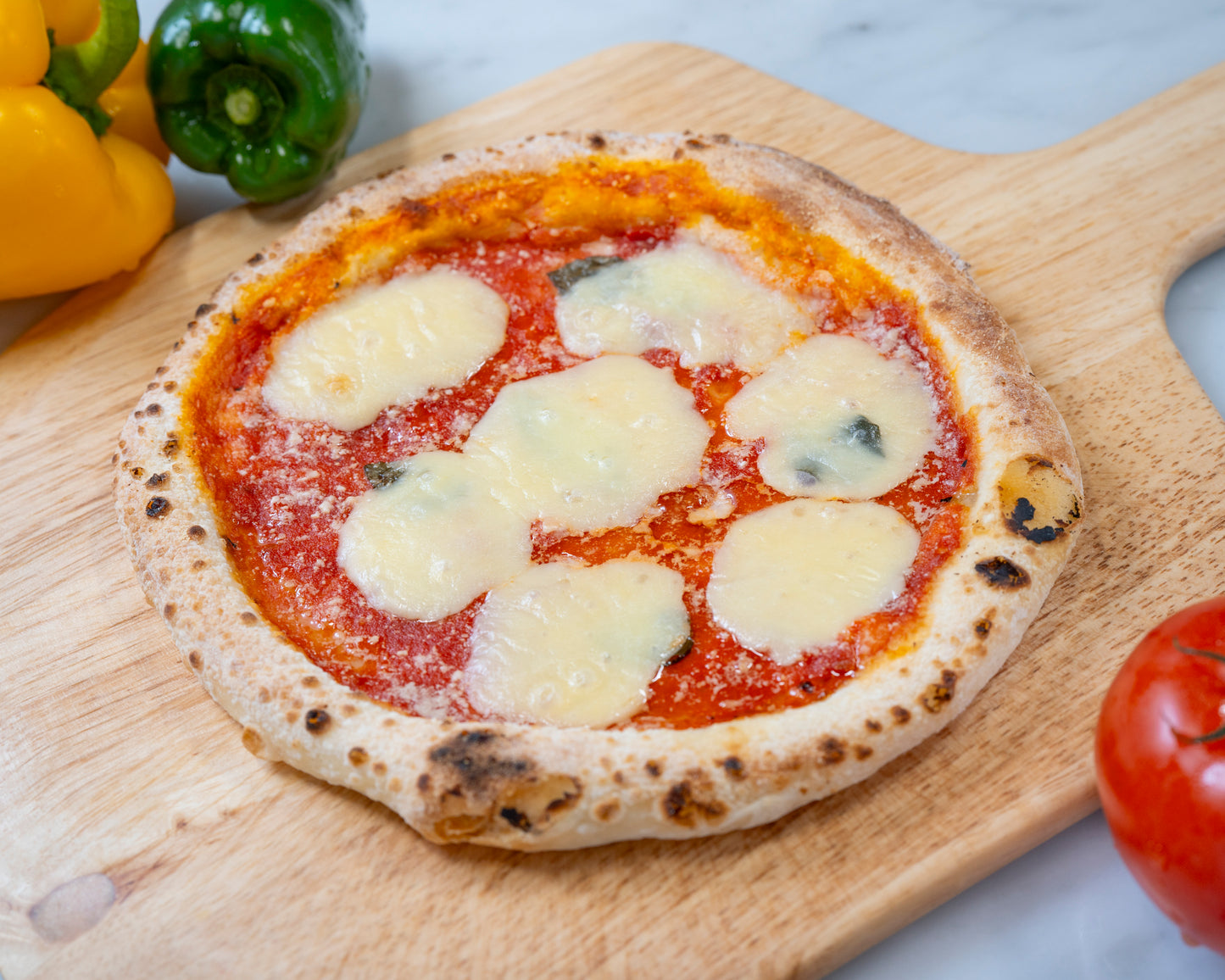 マルゲリータ｜シンプルながら奥深い味わいのマルゲリータピザ。濃厚なトマトソースとコクのあるチーズ、爽やかなバジルの絶妙なバランス