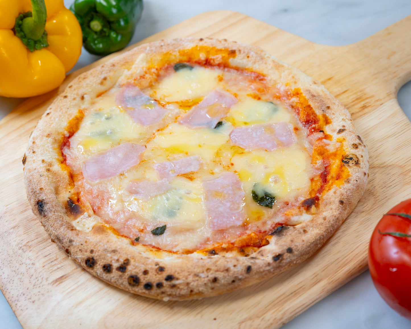 生ハムモッツァレラ｜ 熟成された深い旨みと塩気が光る生ハムと、モッツァレラのコクが絶妙。バジルの香りがアクセントを加える贅沢な一枚。