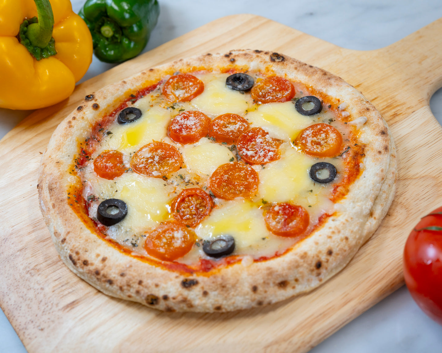 主役はトマト｜ジューシーなトマトとモッツアレラチーズの贅沢ピザ。甘みと酸味が絶妙なフレッシュトマトたっぷりの一品