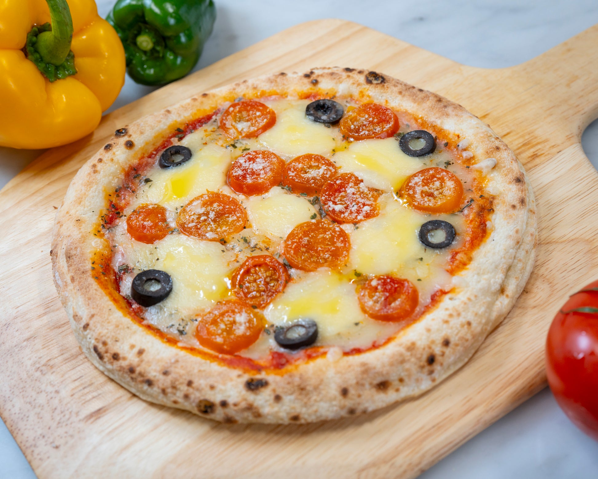 主役はトマト｜ジューシーなトマトとモッツアレラチーズの贅沢ピザ。甘みと酸味が絶妙なフレッシュトマトたっぷりの一品