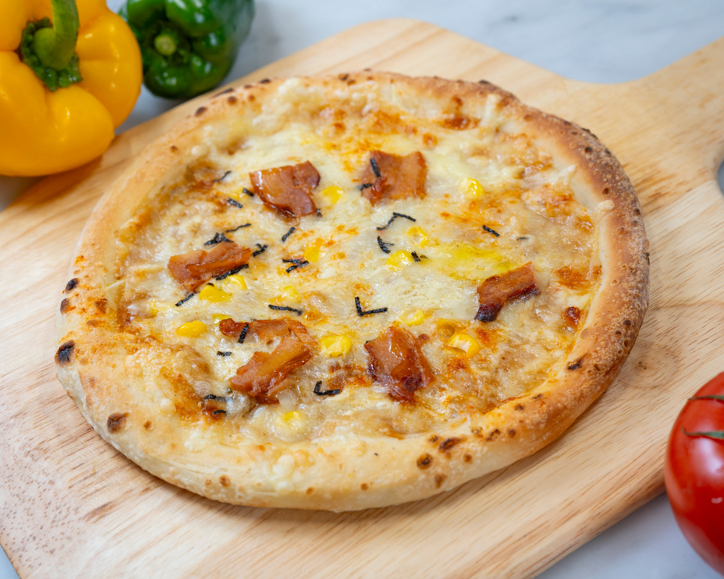 照り焼きチキン｜ 甘辛しょうゆベースの和風ソースに、ジューシーな照り焼きチキン。海苔の香ばしさとマヨコーンが引き立てる、和風ピザの定番。