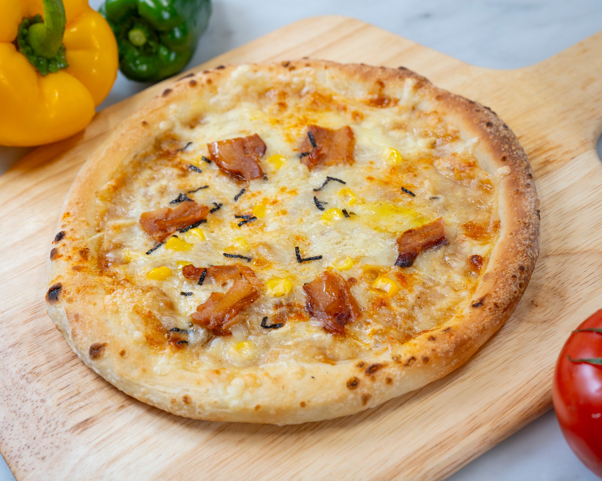 照り焼きチキン｜ 甘辛しょうゆベースの和風ソースに、ジューシーな照り焼きチキン。海苔の香ばしさとマヨコーンが引き立てる、和風ピザの定番。