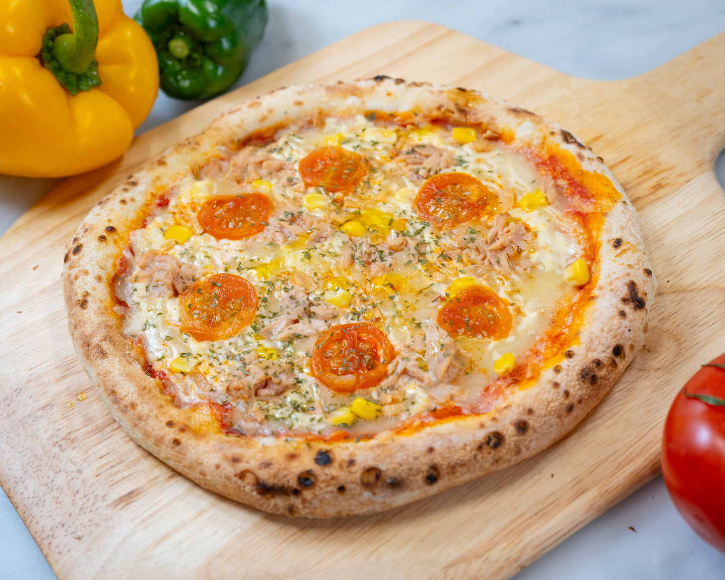 ツナマヨガーリック｜ ツナの旨みとマヨネーズのコク、フライドガーリックの香ばしさ。凝縮トマトの爽快感が全体を引き締める、メリハリがきいた王道ピザ。