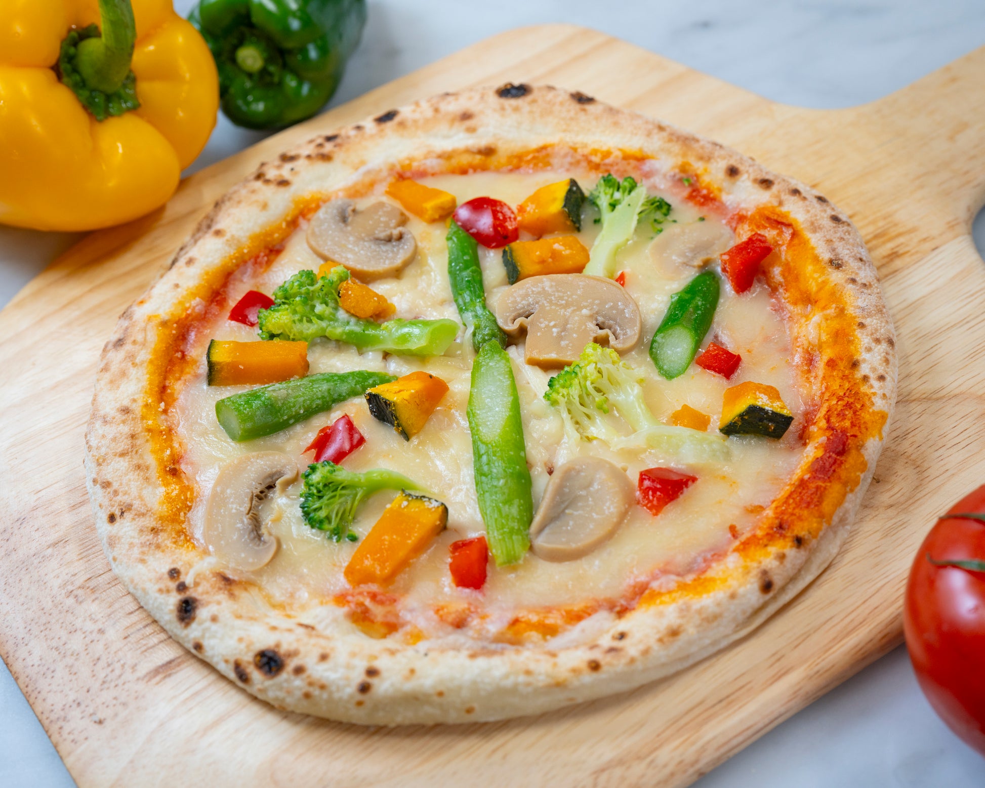 八百屋の本気｜ アスパラ、かぼちゃ、ブロッコリーなど風味豊かな厳選野菜が主役。野菜の旨みと彩りが魅力の、さっぱりヘルシーな本格冷凍ピザ。